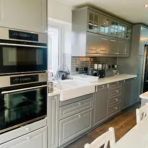 https://stunning-4-bedroom-house-with-a-spacious-kitchen.cambridgehotelsuk.com
