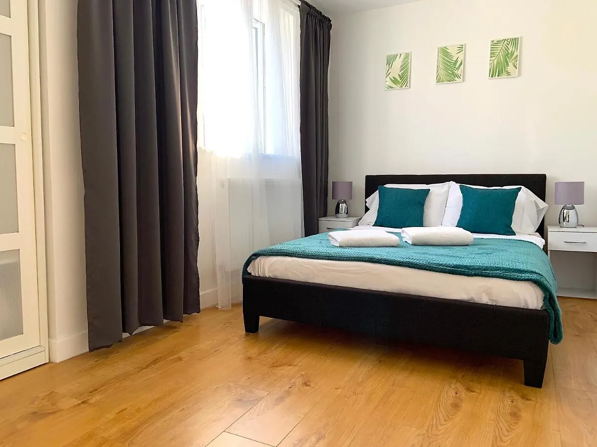 Two Bedroom Serviced Apartment, London Apartment